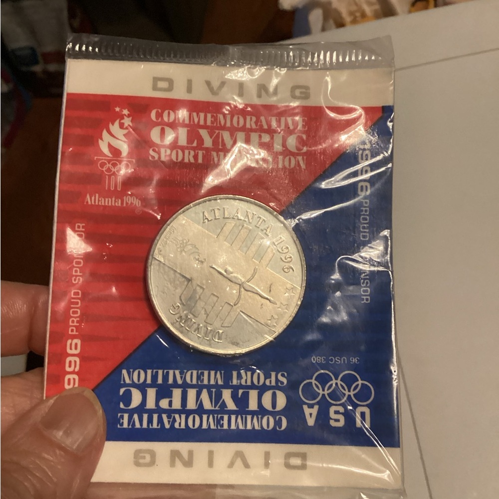 Collection of Atlanta 1996 pins and coin - Picture 8 of 9
